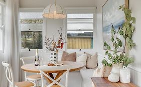 Bluewood Cottage - Cozy Charm, Steps From The City